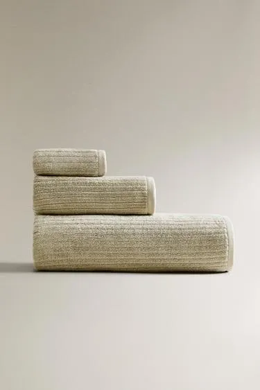 TEXTURED STRIPED BATH TOWEL