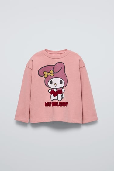 ЛОНГСЛИВ С РЕЛЬЕФНЫМ ПРИНТОМ MY MELODY AND CINNAMOROLL © SANRIO