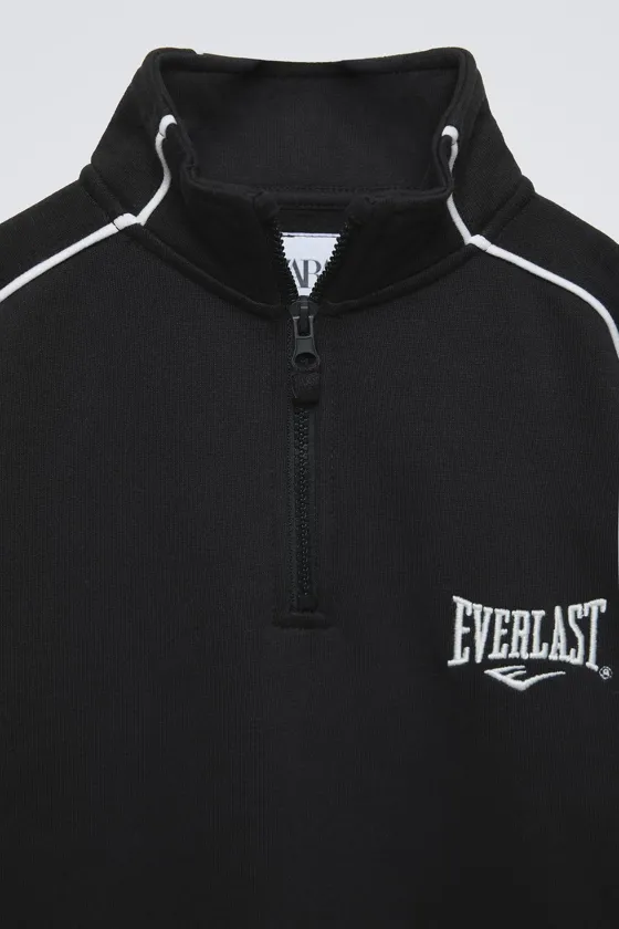 ТОЛСТОВКА С НАШИВКОЙ EVERLAST © WORLDWIDE INC.