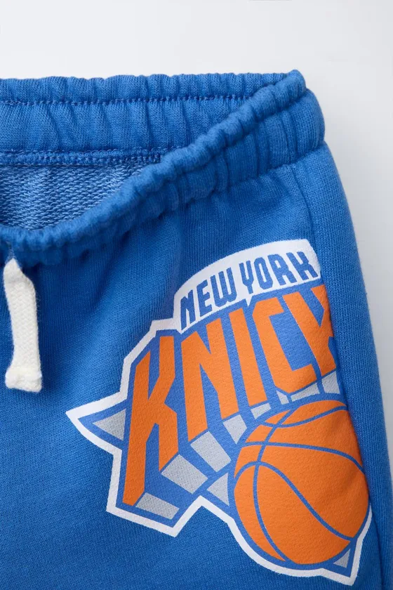 ШОРТЫ-БЕРМУДЫ С ПРИНТОМ NEW YORK KNICKS NBA ©