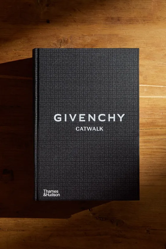 КНИГА ДЛЯ ПОДИУМА GIVENCHY