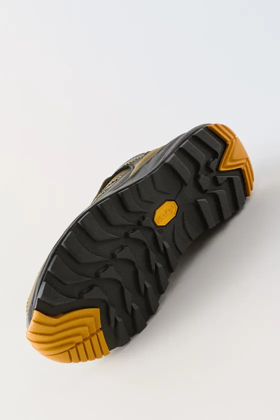 КОЖАНЫЕ КРОССОВКИ С ПОДОШВОЙ VIBRAM®