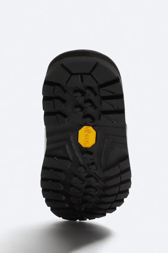 КОЖАНЫЕ ШЛЕПАНЦЫ С ПОДОШВОЙ VIBRAM®