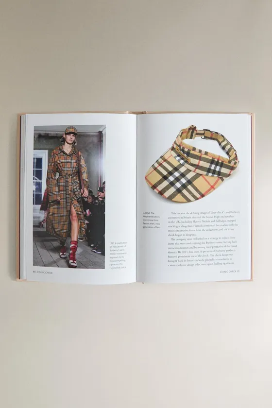 МАЛЕНЬКАЯ КНИЖЕЧКА ОТ BURBERRY