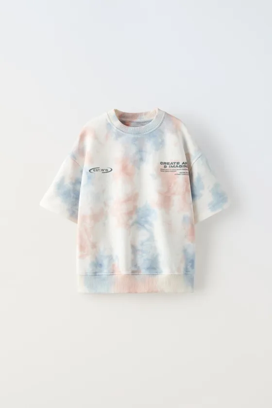 ТОЛСТОВКА С КОРОТКИМИ РУКАВАМИ TIE-DYE С НАДПИСЬЮ