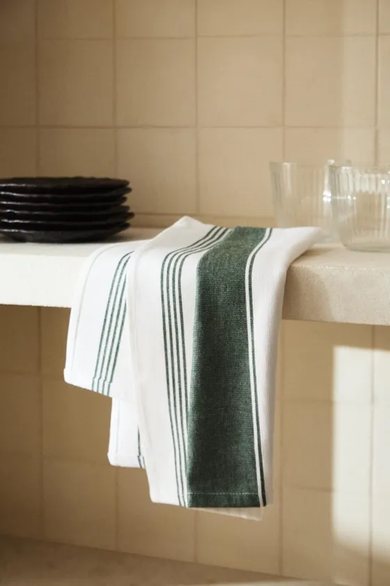 полосатое кухонное полотенце