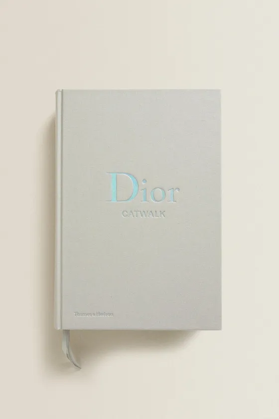 книга для показа на подиуме dior