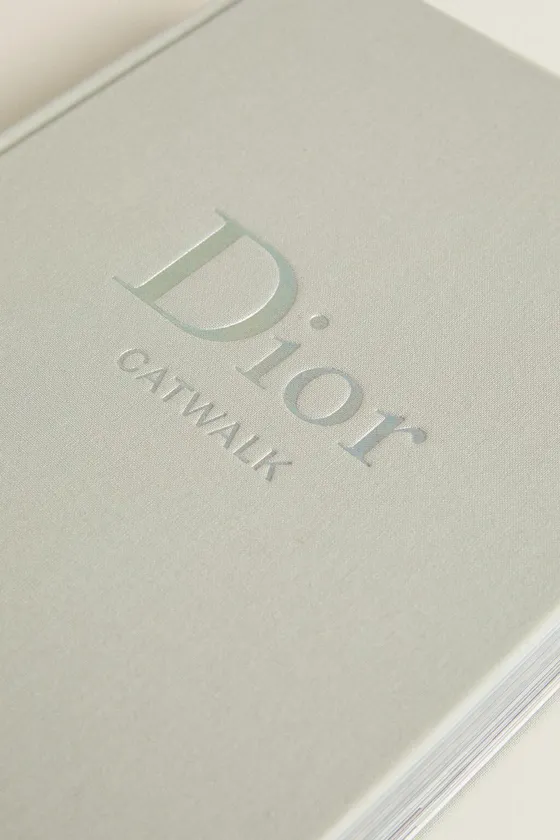 книга для показа на подиуме dior