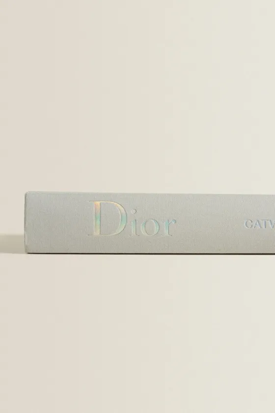 книга для показа на подиуме dior