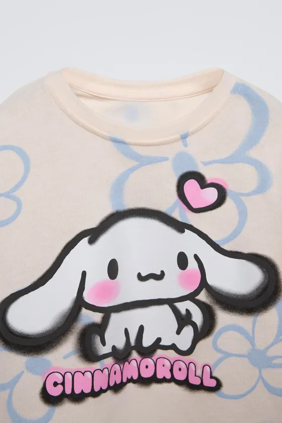 ЛОНГСЛИВ С РЕЛЬЕФНЫМ ПРИНТОМ MY MELODY AND CINNAMOROLL © SANRIO