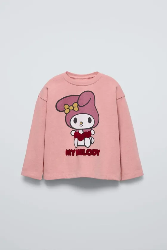 ЛОНГСЛИВ С РЕЛЬЕФНЫМ ПРИНТОМ MY MELODY AND CINNAMOROLL © SANRIO