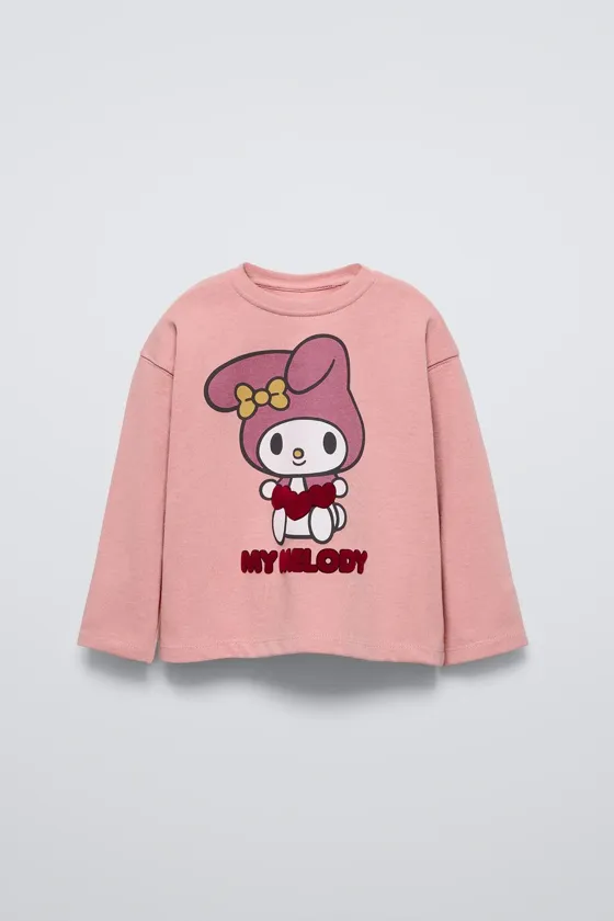 ЛОНГСЛИВ С РЕЛЬЕФНЫМ ПРИНТОМ MY MELODY AND CINNAMOROLL © SANRIO