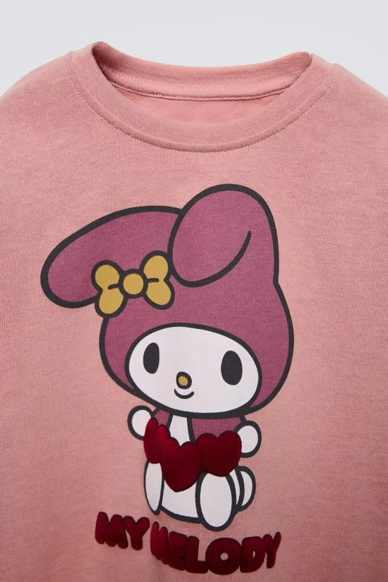 ЛОНГСЛИВ С РЕЛЬЕФНЫМ ПРИНТОМ MY MELODY AND CINNAMOROLL © SANRIO