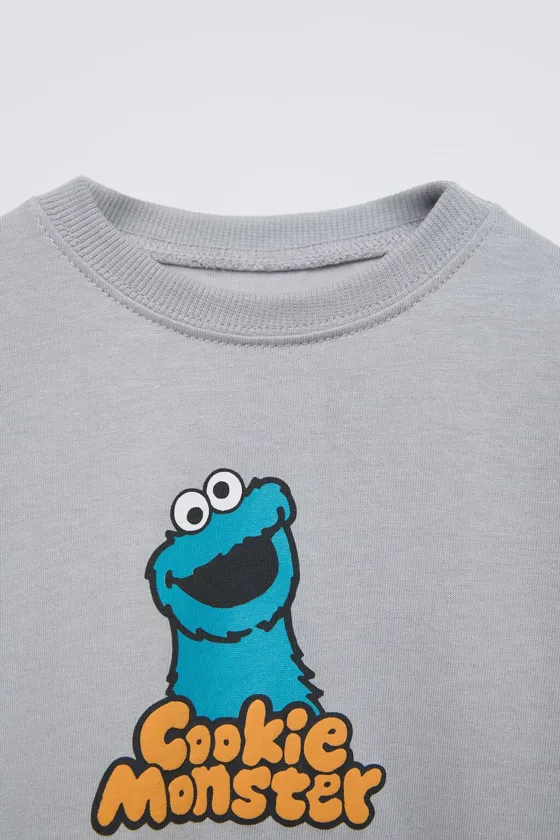 ЛОНГСЛИВ С ПРИНТОМ MONSTER COOKIE SESAME STREET ©